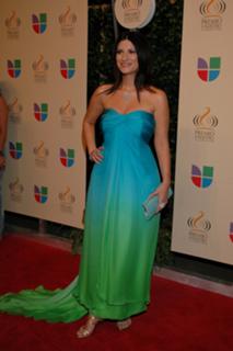 Laura Pausini feet photo thumbnail