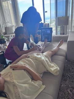 Laura Pausini feet photo 6