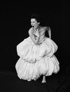 Laura Pausini feet photo 8