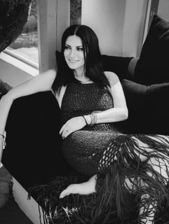 Laura Pausini feet photo 6