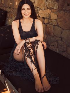 Laura Pausini feet photo 3