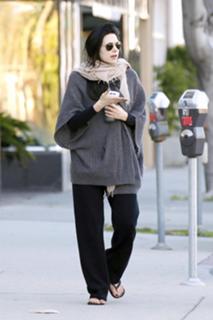 Laura Prepon feet photo thumbnail