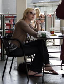 Laura Prepon feet photo thumbnail