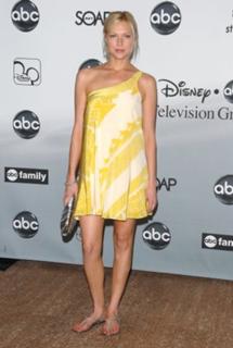 Laura Prepon feet photo thumbnail