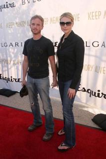 Laura Prepon feet photo thumbnail