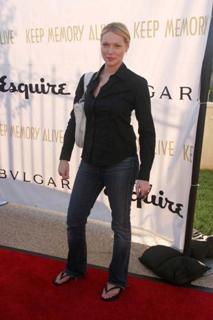 Laura Prepon feet photo thumbnail