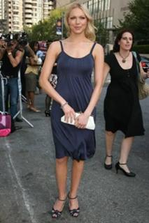 Laura Prepon feet photo thumbnail