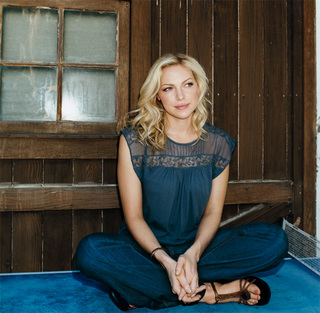 Laura Prepon feet photo thumbnail