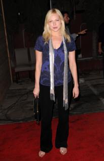 Laura Prepon feet photo thumbnail