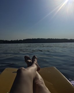 Laura Prepon feet photo thumbnail