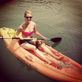 Laura Rutledge feet photo thumbnail
