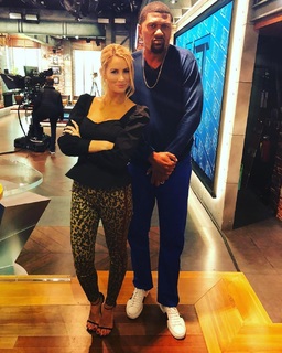 Laura Rutledge feet photo thumbnail