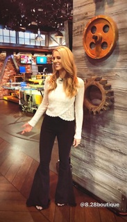 Laura Rutledge feet photo thumbnail