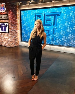 Laura Rutledge feet photo thumbnail
