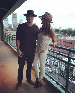 Laura Rutledge feet photo thumbnail