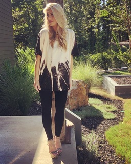 Laura Rutledge feet photo thumbnail