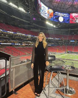 Laura Rutledge feet photo thumbnail