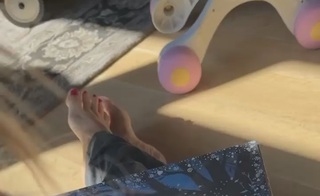 Laura Rutledge feet photo thumbnail