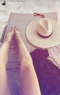 Laura Rutledge feet photo thumbnail