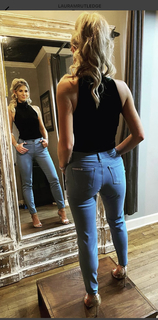 Laura Rutledge feet photo thumbnail