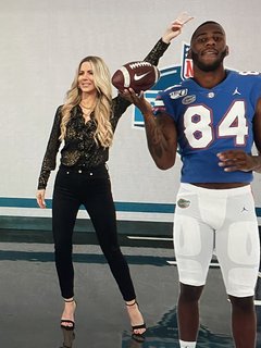 Laura Rutledge feet photo thumbnail