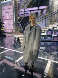 Laura Rutledge feet photo thumbnail