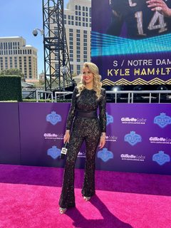 Laura Rutledge feet photo thumbnail