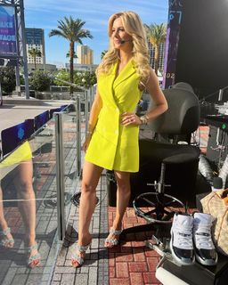 Laura Rutledge feet photo thumbnail