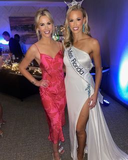 Laura Rutledge feet photo thumbnail