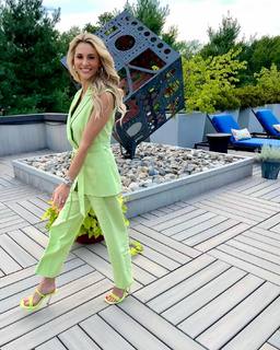 Laura Rutledge feet photo thumbnail
