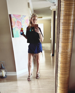 Laura Rutledge feet photo thumbnail