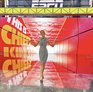 Laura Rutledge feet photo thumbnail