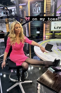 Laura Rutledge feet photo thumbnail