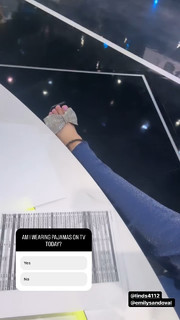 Laura Rutledge feet photo thumbnail