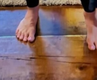 Laura Rutledge feet photo thumbnail
