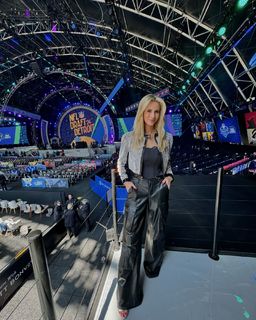 Laura Rutledge feet photo thumbnail