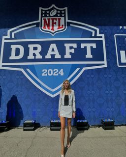 Laura Rutledge feet photo thumbnail