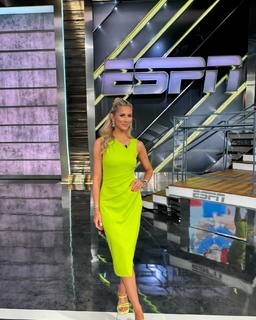 Laura Rutledge feet photo thumbnail