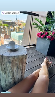 Laura Rutledge feet photo thumbnail