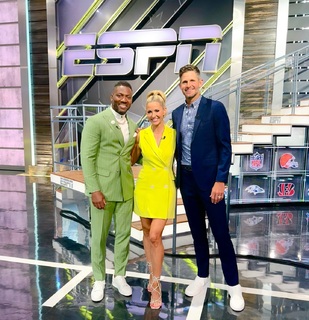 Laura Rutledge feet photo thumbnail