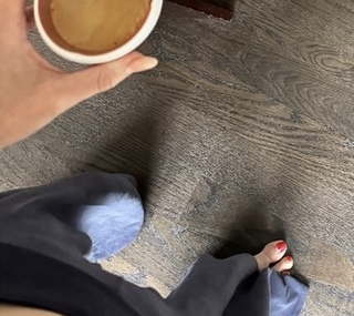 Laura Rutledge feet photo thumbnail