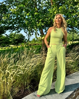 Laura Rutledge feet photo thumbnail