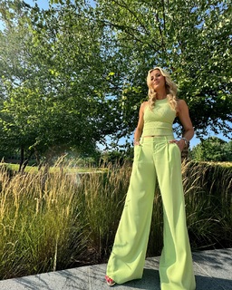 Laura Rutledge feet photo thumbnail