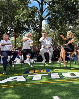 Laura Rutledge feet photo thumbnail