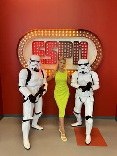 Laura Rutledge feet photo thumbnail