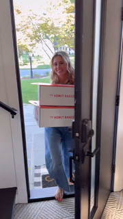 Laura Rutledge feet photo thumbnail
