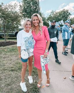 Laura Rutledge feet photo thumbnail