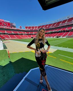 Laura Rutledge feet photo thumbnail