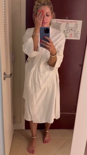 Laura Rutledge feet photo thumbnail