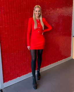 Laura Rutledge feet photo thumbnail